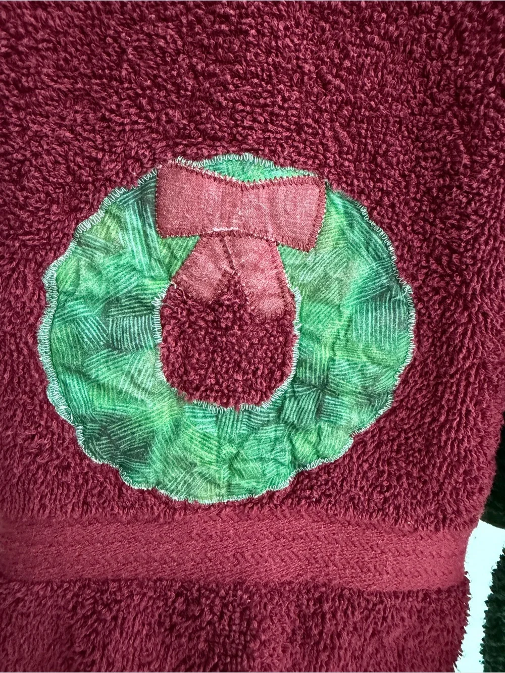 Christmas Holiday Wreath Embroidered Plush Bath Hand Towels - Red & Green
